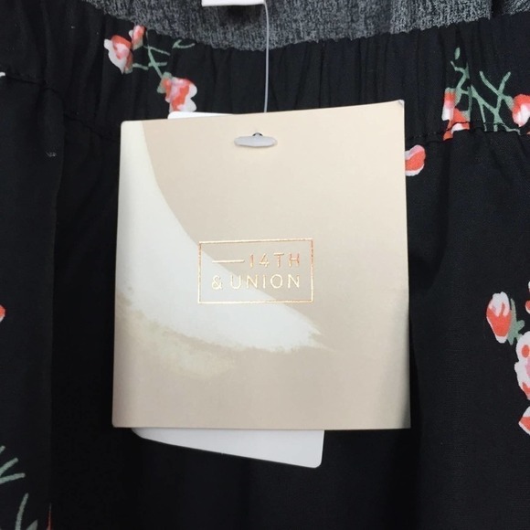 𝅺14th & Union Off the Shoulder Black Tulip Floral Lightweight Blouse Women’s S - Picture 8 of 12